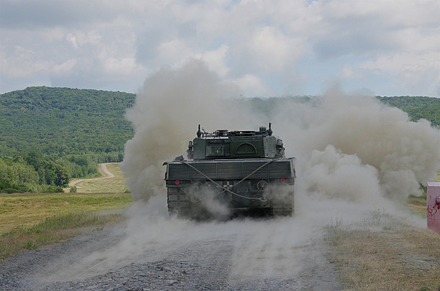 Tank Leopard 2A4 na stelnici v Páslavicích po výstelu ze 120milimetrového...