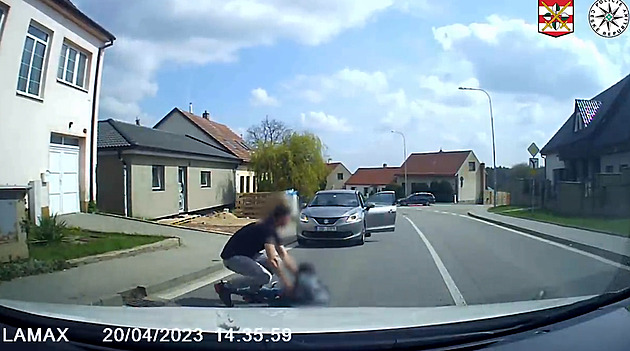 Chlapec vběhl přímo před auto. Policie ukázala video ze srážky jako varování