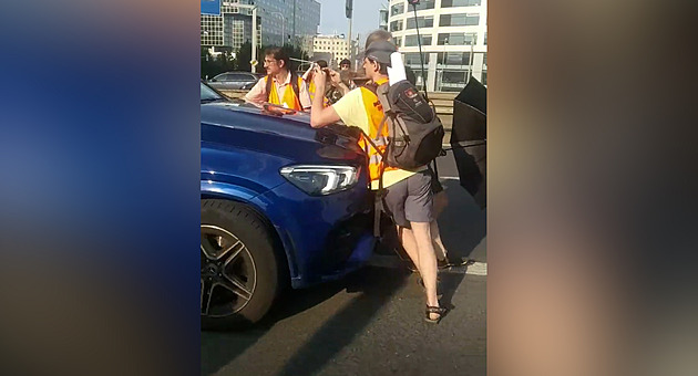 VIDEO: Demonstranty za zklidnění dopravy tlačil řidič autem několik metrů