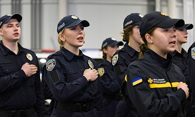 Zatkněte mě, nechci na frontu. Ukrajinská policie řeší nové případy