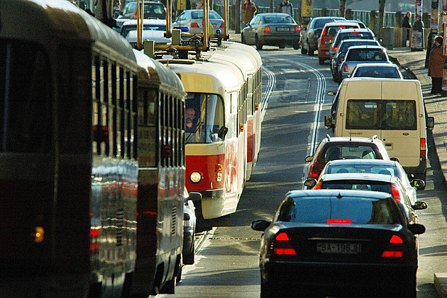 Praha má drahé bydlení jako Barcelona, víc aut jezdí jen ve Varšavě, zjistila studie