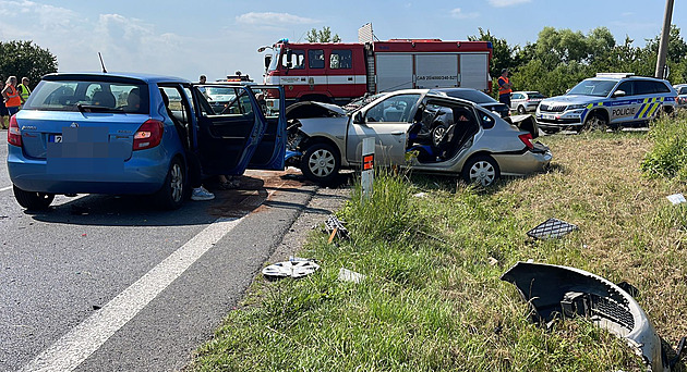 U Předboje nedaleko Prahy havarovala tři auta a autobus, dva lidé se zranili