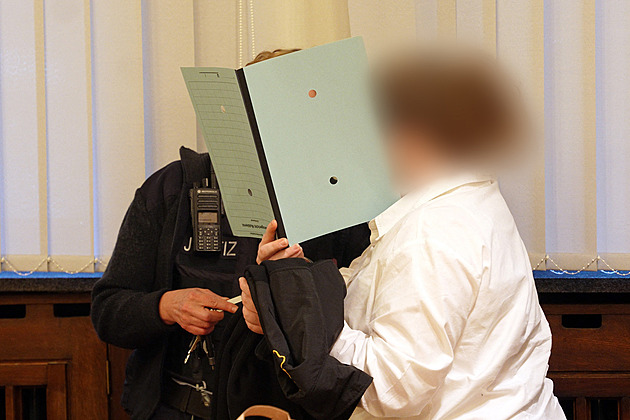 Němka dostala za týrání jezídky devět let. Manžela nutila, aby ji znásilňoval
