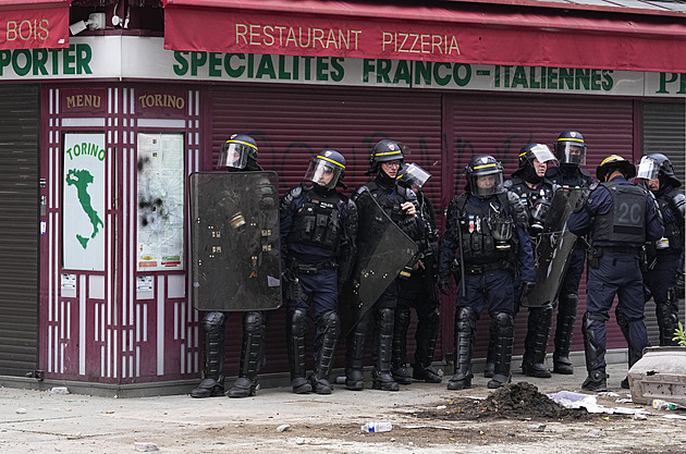 Francouzská horká noc. Tisíce policistů v akci, stojící doprava i zákaz vycházení