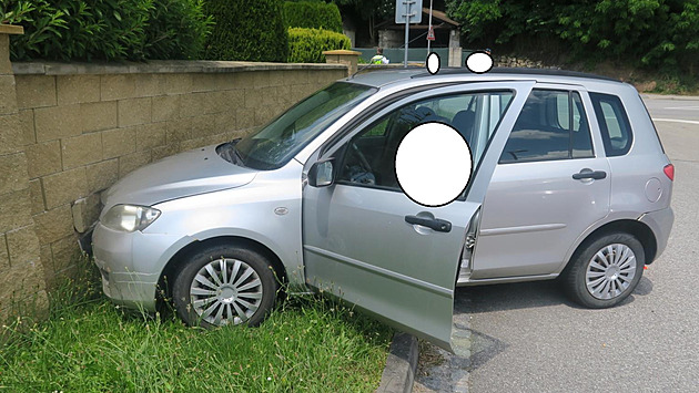 Řidič srazil v Hluboké cyklistu a naboural do plotu, nadýchal 4,3 promile