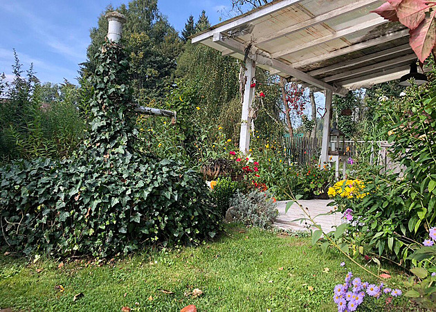 Malebná chaloupka u Jičína je obklopená zeleným rájem s terasou a jezírkem