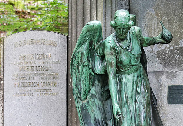 Sochu se vandalové snažili rozřezat, nyní se anděl vrátil na hrobku rodu Puppů