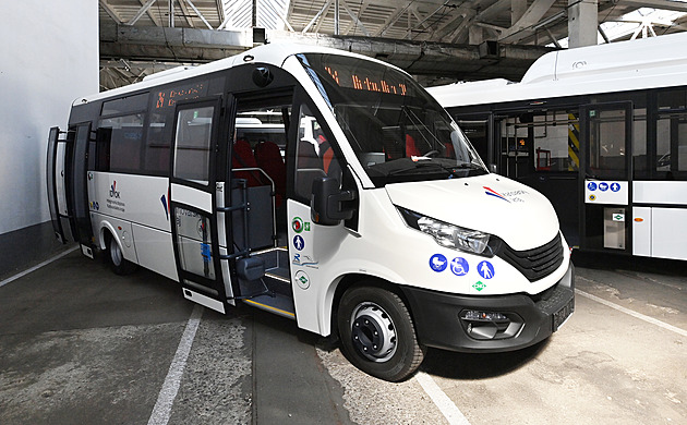 Nový systém v krajské dopravě má první problémy, studenti nestíhají vyučování