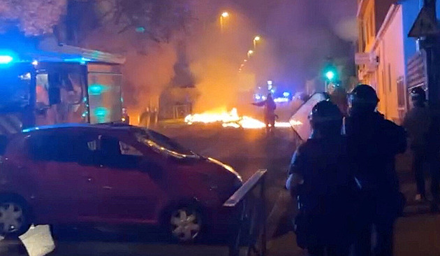 Na předměstí Paříže hořelo. Násilí rozpoutalo zastřelení mladíka policistou