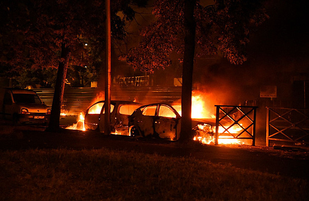 Předměstí v plamenech. Neomluvitelné, řekl Macron o zastřelení mladíka policií