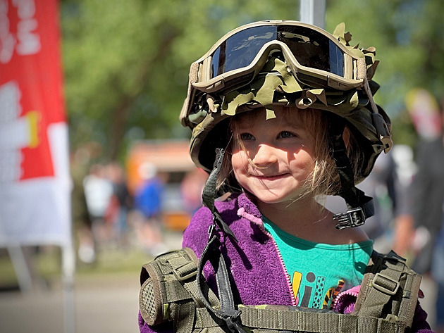 Armáda slaví 30 let. U Vltavy ukáže seskoky z vrtulníku či boj zblízka