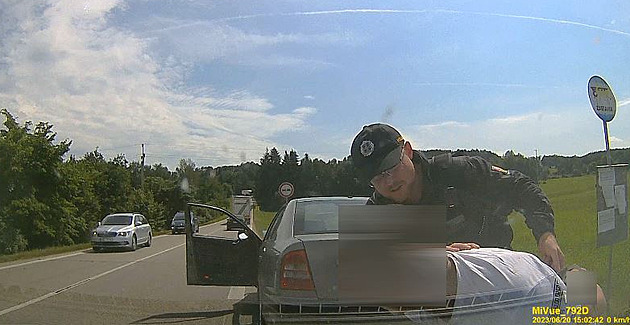 Zdrogovaný řidič na útěku srazil chodkyni, zastavila ho až zbraň policistů