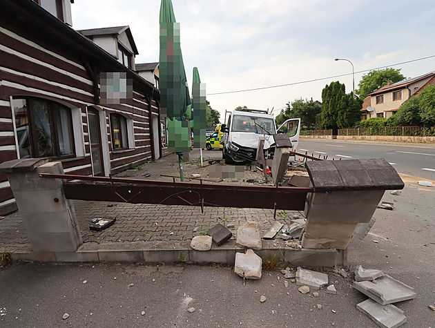 Řidič dodávky usnul za volantem a zboural předzahrádku u restaurace