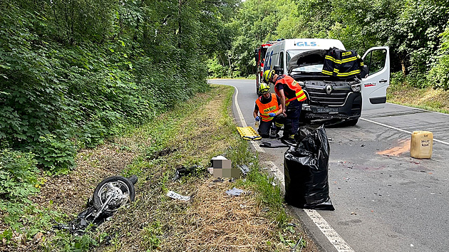 Motorkář se čelně střetl s dodávkou, jeho mladistvá spolujezdkyně zemřela