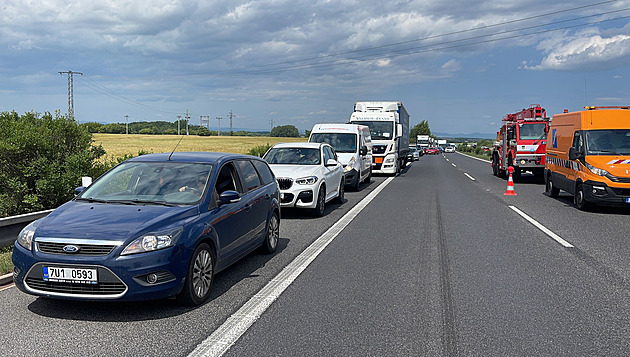 Dálnici D8 uzavřela nehoda tří aut, dva zraněné převezli do nemocnice