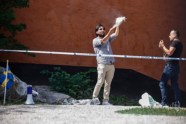 Muž ve Stockholmu roztrhal korán a spálil ho se slaninou, policie to povolila