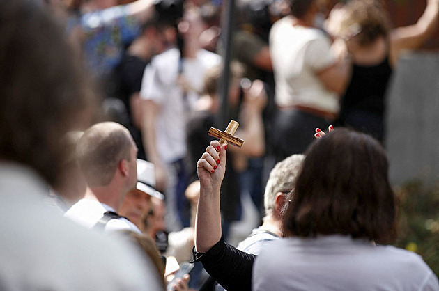 Muž ve Stockholmu roztrhal korán a spálil ho se slaninou, policie to povolila