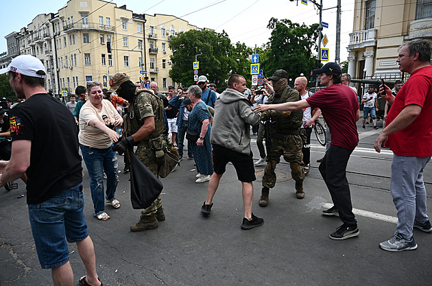 OBRAZEM: Rusové wagnerovce v Rostově vítali, Prigožina hlasitě povzbuzovali