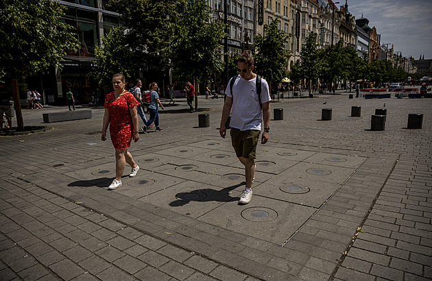 Fontánu na Václavském náměstí čeká oprava, poničily ji auta a těžká technika