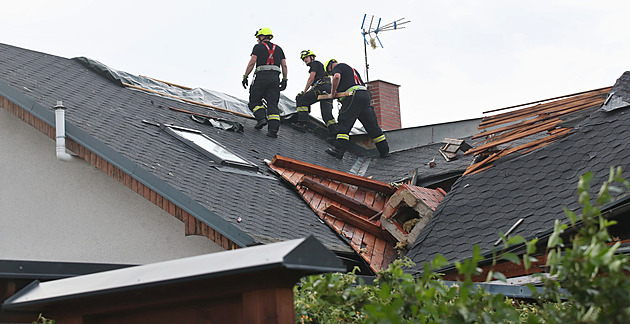 Pak se to zatočilo a střecha byla pryč, líčí místní smršť v Oticích