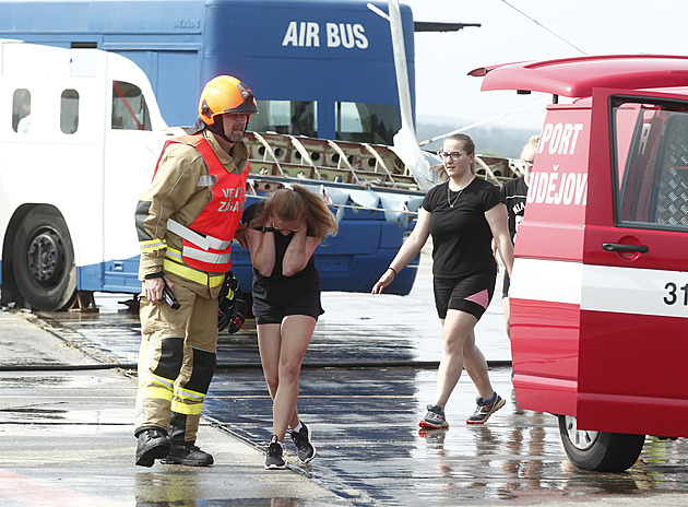 Motor v plamenech, mrtví i zranění. Záchranáři trénovali na leteckou nehodu