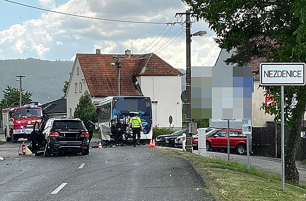 Řidič vjel do autobusu na zastávce, náraz ho odhodil ještě na vůz v protisměru