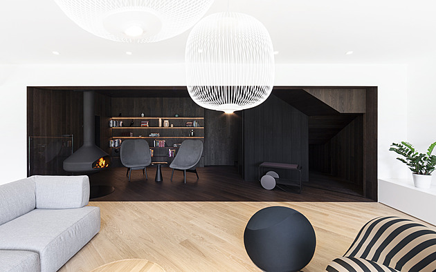 Černobílý interiér čtyřpodlažní vily doplnily unikátní detaily i řešení