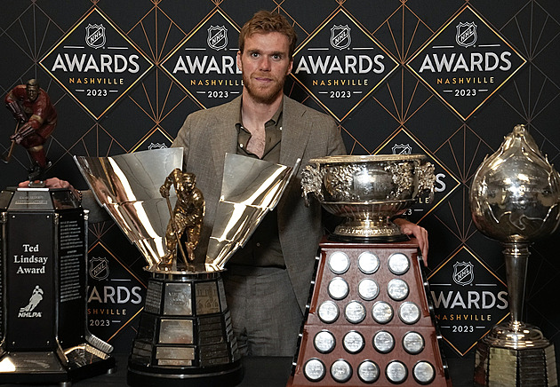 Galavečer NHL ovládl favorizovaný McDavid, Pastrňák na trofeje nedosáhl