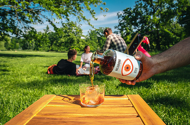 Už žádné míchání. Ginový drink Negroni konečně v jedné lahvi