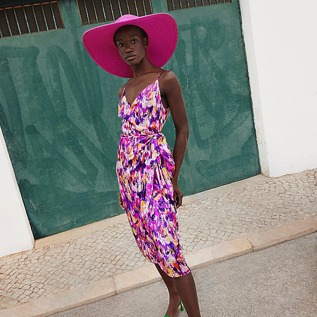 OBRAZEM: Něžné a zároveň sexy. Zavinovací šaty lichotí všem postavám