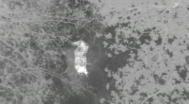 Senior v lese spadl z kola a uvázl v bahně, našel ho vrtulník s termovizí