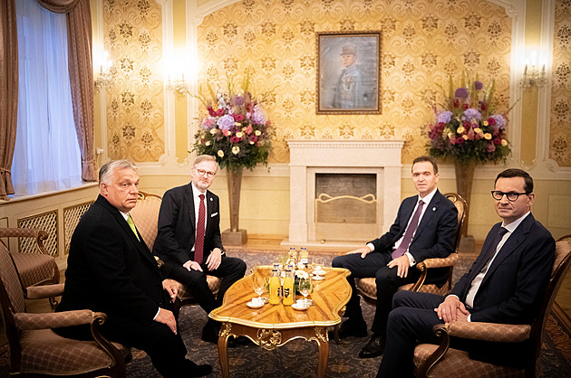 Prezidenti zemí V4 se sejdou na summitu v Praze. Řešit budou budoucnost i spory