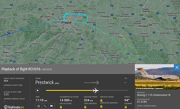 Americký letoun se nad Prahou zbavoval paliva. Udělal přes deset koleček