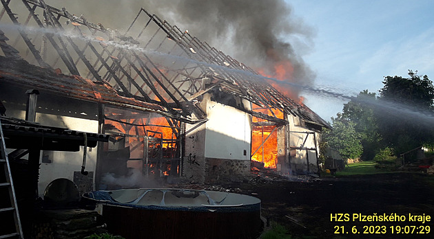Požár v Kydlinách zničil stodolu, zasáhl i obytné části domu