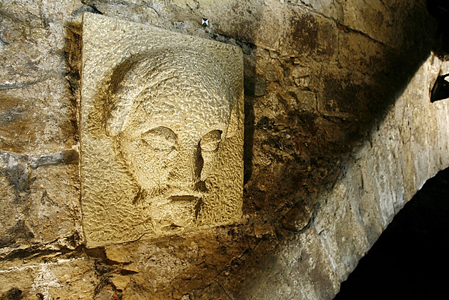 Kulečník na vlnách Vltavy. Hravá instalace odkazuje i na pražskou historii