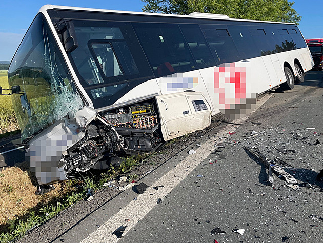 Na Rychnovsku se střetl osobní vůz s autobusem, tři lidé se zranili