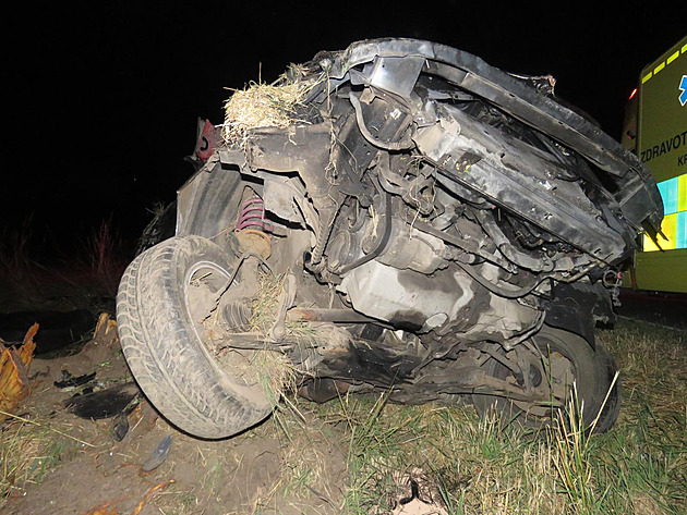 Řidič převrátil auto na strom a vyvrátil ho, spolujezdec zemřel