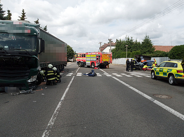 Při čelním střetu auta s kamionem se zranili tři lidé, zasahoval vrtulník