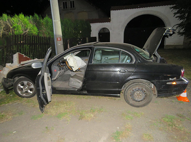 Řidič boural po honičce s jiným autem, domnívá se policie. Hledá druhý vůz