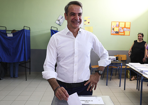 Řekové si zvolili parlament, Mitsotakisovi konzervativci volbám dominovali