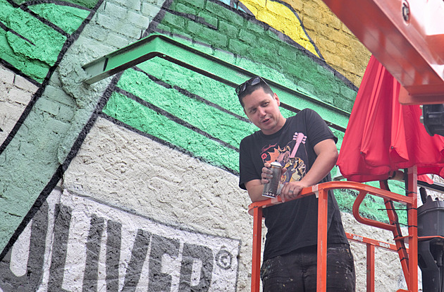 Street art umělci zkrášlili jedenáct fasád v Plzni velkoplošnými malbami