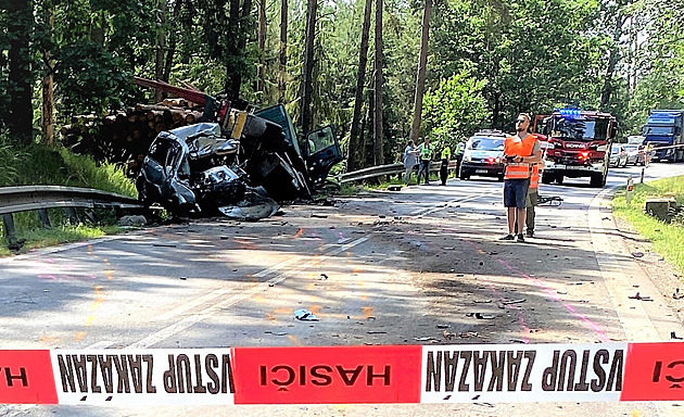 Nákladní auto se dřevem na Plzeňsku zdemolovalo osobní vůz, řidič zemřel