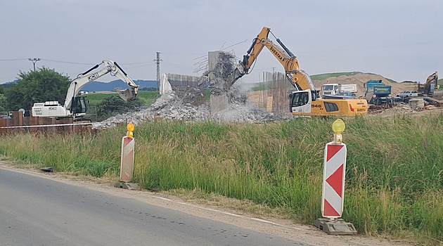 Milionová škoda. Nový mostní pilíř na obchvatu Klatov museli zbourat