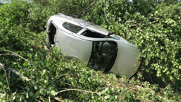 Po nehodě na D5 zůstal jeden mrtvý, čtyři muži utekli. Policie hledá svědky