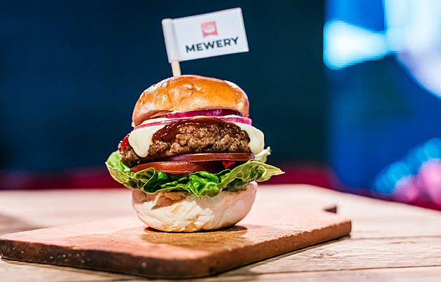 Vepřový burger ze zkumavky. Český startup představil maso bez zabíjení prasat