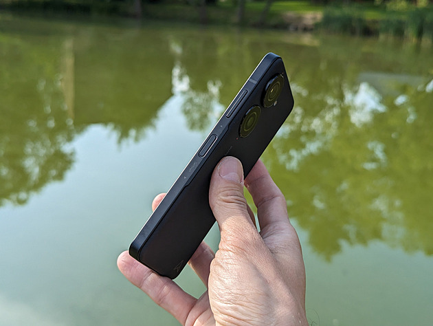Kompaktní ideál, který nemachruje. Testovali jsme Asus Zenfone 10