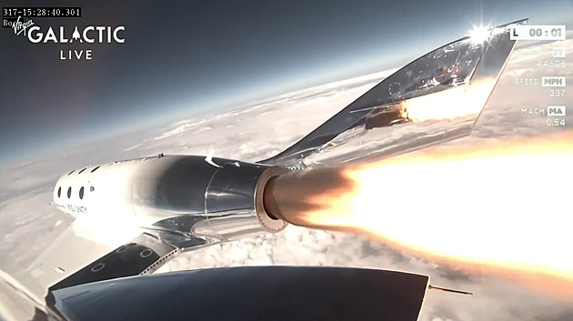 První platící lidé letěli „raketoplánem“ Virgin Galactic