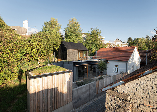 Chalupu koupili v dražbě naslepo. Šokovalo je, že i s majiteli a 15 psy