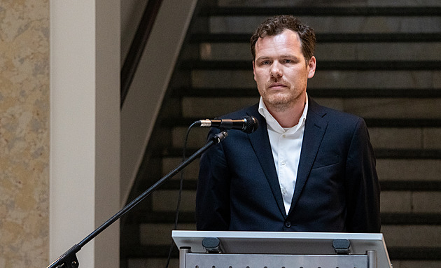 Kurátor Slezského zemského muzea Ond�ej Hani�ák ze sbírek ulo�ených nap�í�...