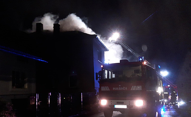 Po nočním požáru v Zaječově jeden člověk zemřel, další je zraněný